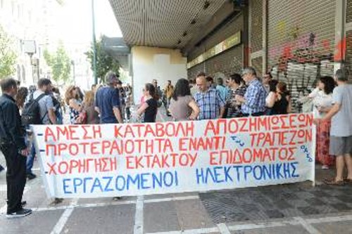 Η κυβέρνηση πουλούσε φούμαρα στους εργαζόμενους της «Ηλεκτρονικής» και τώρα έρχεται να ολοκληρώσει το έγκλημα σε βάρος και των Ταμείων