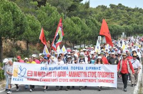 Στην κεφαλή το πανό της ΕΕΔΥΕ με τα κεντρικά συνθήματα της φετινής Μαραθώνιας Πορείας