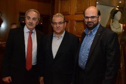 Ο Δ. Κουτσούμπας με τον πρόεδρο του Διοικητικού Συμβουλίου της ΕΛΣ, Α. Θεοδωρόπουλο, και τον καλλιτεχνικό διευθυντή,Μ. Μιχαηλίδη