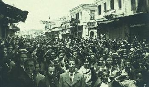 Συγκέντρωση έξω από τα Ανεξάρτητα Συνδικάτα, στη μεγάλη απεργία στις 2/6/1936