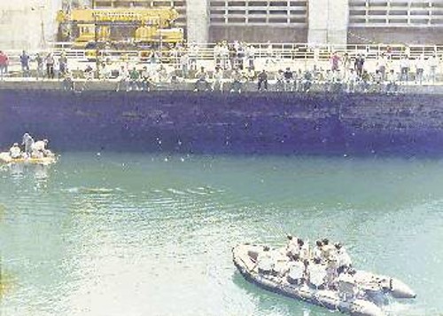 Η βάρκα με τις δυνάμεις καταστολής πλησιάζει τους απεργούς, στη «ναυμαχία της Σφηκιάς»