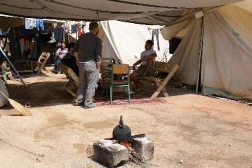 Η κουζίνα που έχει κάθε σκηνή. Και τα βράδια, μετατρέπεται σε σόμπα