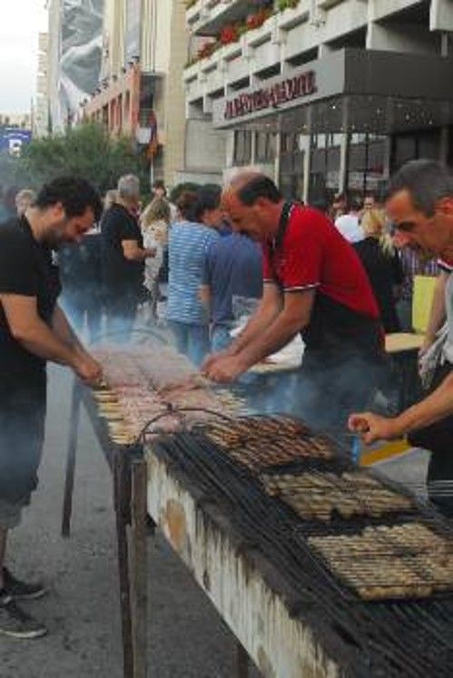 Γλέντι που στήθηκε με την προσφορά των εργαζομένων