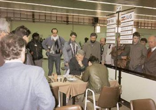 Η φωτογραφία μας είναι από την Ολυμπιάδα της Θεσσαλονίκης στη συνάντηση Γαλλίας (Μπόρις Σπάσκι) και Γιουγκοσλαβίας (Λ. Λιουμπόγεβιτς, με την πλάτη στον φακό)