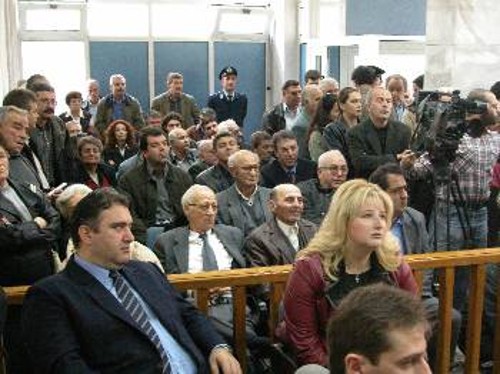 Κατάμεστη και η αίθουσα του δικαστηρίου