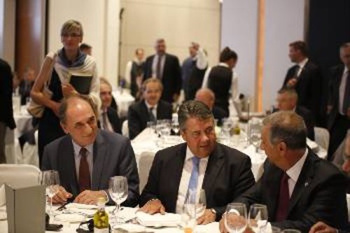 «Δουλειά της κυβέρνησης είναι να υπάρχει ευνοϊκό επενδυτικό περιβάλλον», είπε ο Γερμανός αντικαγκελάριος, «είμαστε εδώ για να διευκολύνουμε τους επιχειρηματίες», διαβεβαίωσε ο Γ. Σταθάκης...