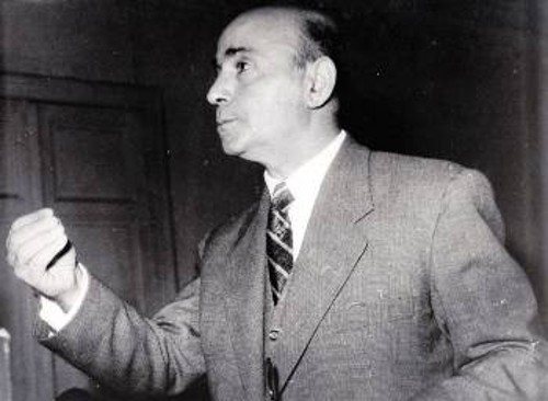 Ο Γ. Ερυθριάδης απολογούμενος στη δίκη για «κατασκοπεία» το 1960. Το Διαρκές Στρατοδικείο Αθηνών τον καταδίκασε σε ισόβια δεσμά, όπως και άλλους πέντε από τους δώδεκα κατηγορούμενους.