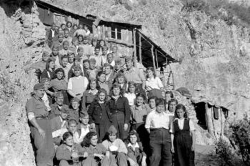 Στην είσοδο του νοσοκομείου σε σπηλιά πιθανά στη θέση Αγκαθωτό κοντά στο χωριό Βροντερό των Πρεσπών