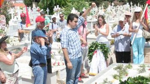 Κατάθεση στεφάνων στο κοινοτάφιο