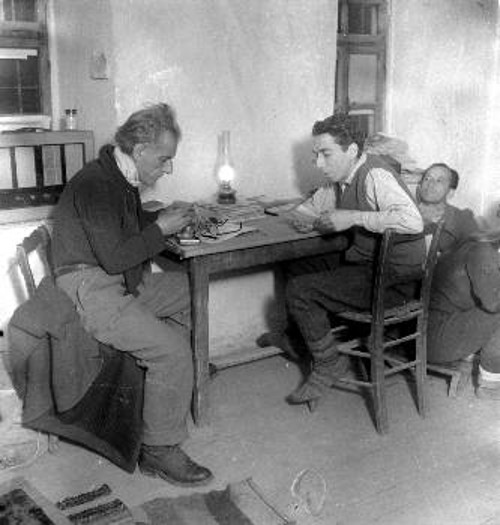 Ο ηθοποιός Αντώνης Γιαννίδης (αριστερά) με τον λογοτέχνη Δημήτρη Ραβάνη - Ρεντή