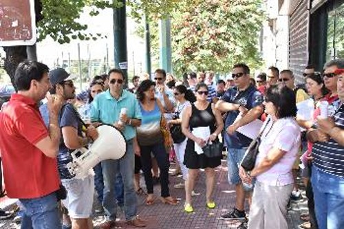 Οι εργαζόμενοι ενημερώνονται από το σωματείο τους για τη συνάντηση με τον πρόεδρο του ΣΕΤΕ