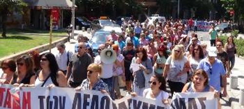 Κοινή πορεία των απεργών της «Μαρινόπουλος» και της «Καρυπίδη» προς το υπουργείο Μακεδονίας - Θράκης
