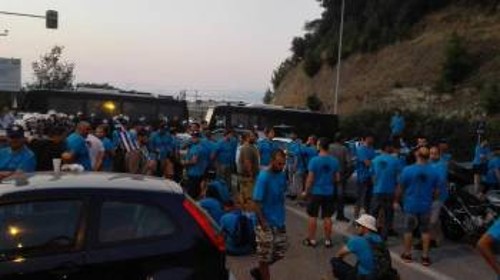 Από τη χτεσινή απεργιακή περιφρούρηση, με τις κλούβες των ΜΑΤ να υπερασπίζονται την εργοδοσία