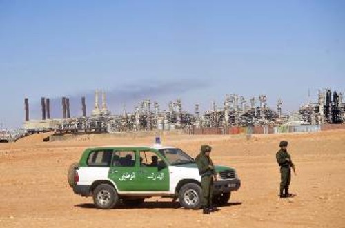 Αλγερινοί στρατιώτες φυλάσσουν εγκαταστάσεις εργοστασίου φυσικού αερίου μετά την εαρινή αναίμακτη επίθεση τζιχαντιστών της οργάνωσης AQMI