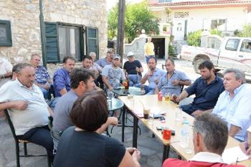 Κλιμάκιο του ΚΚΕ συζητά με τους ρητινοκαλλιεργητές στο χωριό Μουρτιάς