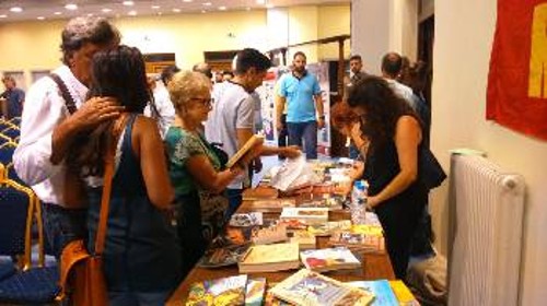 Μεγάλο το ενδιαφέρον για την έκθεση αρχειακού υλικού και τις εκδόσεις της «Σύγχρονης Εποχής»