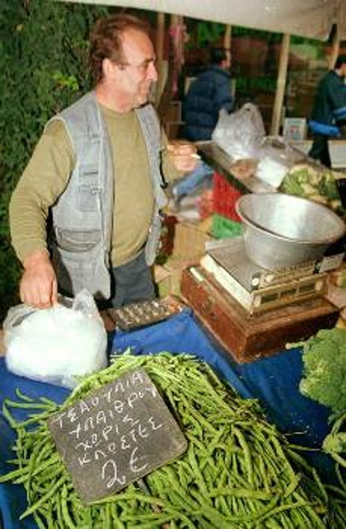 Μανάβικο στην Αθήνα, το 2003. Με τα μεγαθήρια δίπλα του, είναι μάλλον απίθανο να υπάρχει σήμερα