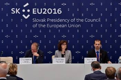 Το πάνελ της χτεσινής συνεδρίασης στο πλαίσιο των διήμερων αντικομμουνιστικών εκδηλώσεων