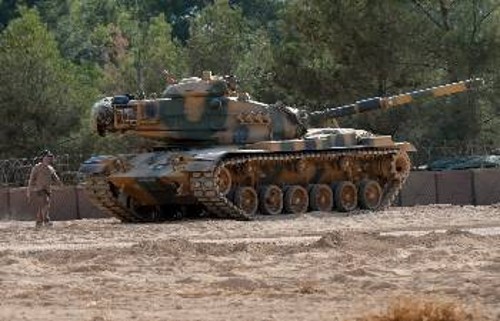Τουρκικά άρματα μάχης κοντά στη μεθόριο με τη Συρία