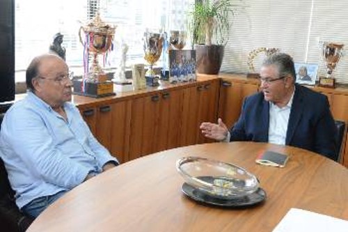 Ο Δ. Κουτσούμπας συνομιλεί με τον πρόεδρο της ΚΟΕ, Δ. Διαθεσόπουλο