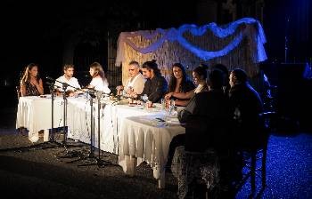 Από τη θεατρική παράσταση «Απόψε επενδύουμε», στην Κέρκυρα