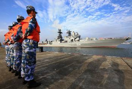 Από την υποδοχή ρωσικού πλοίου από κινεζικό ναυτικό άγημα
