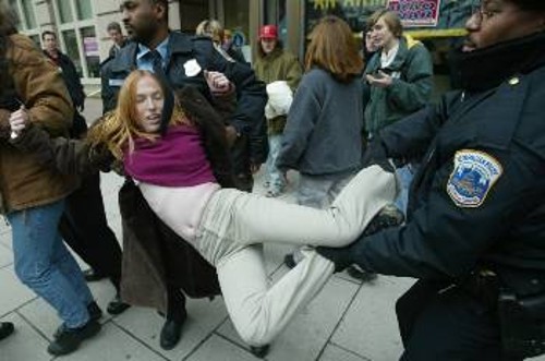 Αστυνομική βία σε αντιπολεμική εκδήλωση στην Ουάσιγκτον