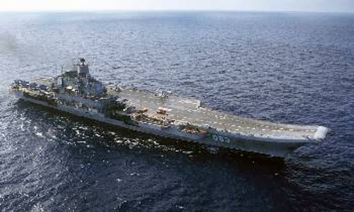 Το ρωσικό αεροπλανοφόρο«Κουζνέτσοφ» έφτασε στη Μεσόγειο πριν από δύο βδομάδες. Η υπερσυγκέντρωση στρατιωτικών δυνάμεων είναι ενδεικτική των αντιλαϊκών σχεδιασμών