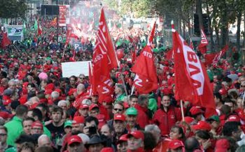 Η πλήρης ανατροπή των εργασιακών σχέσεων προωθείται σε όλα τα κράτη - μέλη της ΕΕ (φωτ. από απεργιακή συγκέντρωση στο Βέλγιο)