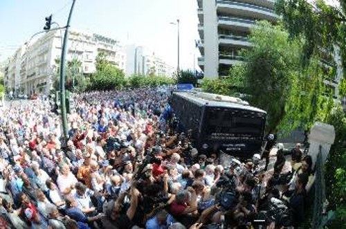 Αντιμέτωποι με κλούβες και με δυνάμεις καταστολής βρέθηκαν οι συνταξιούχοι στο δρόμο προς το Μέγαρο Μαξίμου