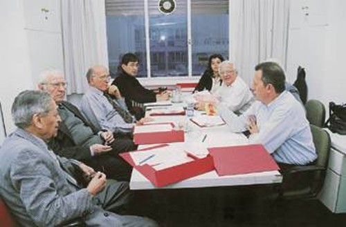 Τα μέλη της Γραμματείας του Παγκόσμιου Συμβούλιου Ειρήνης κατά τη διάρκεια της χθεσινής συνεδρίασης