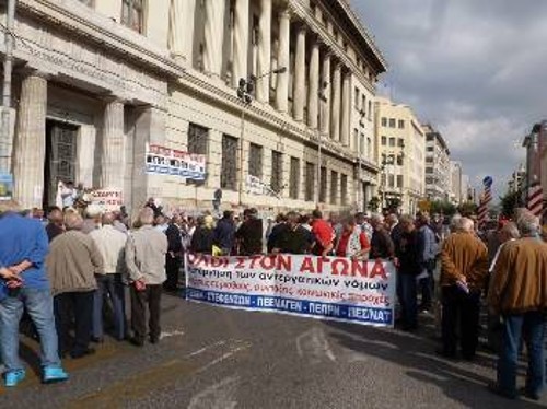 Από πρόσφατη κινητοποίηση συνταξιούχων ναυτεργατών έξω από το ΝΑΤ