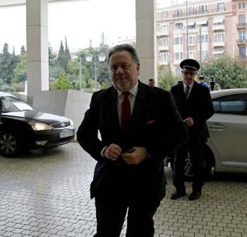 Ο Γ. Κατρούγκαλος προσερχόμενος χτες στη συνάντηση με το κουαρτέτο