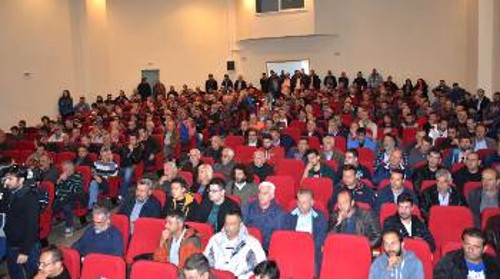 Κατάμεστη η αίθουσα στη Νίκαια της Λάρισας που φιλοξένησε τη σύσκεψη