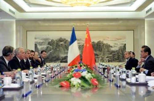 Από την επίσκεψη που έκανε ο Γάλλος ΥΠΕΞ στο Πεκίνο, τονίζοντας ότι οι κινεζικές επενδύσεις είναι «καλοδεχούμενες» στην Ευρώπη αλλά ζητώντας και «αμοιβαιότητα»