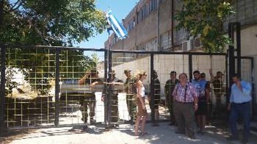Συρματοπλέγματα και φρουροί που όχι μόνο δεν παραπέμπουν σε ξενώνα αστέγων αλλά σε φωλιά φασιστοειδών