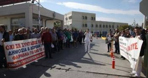 Με πανό και συνθήματα η χτεσινή συγκέντρωση στην είσοδο του ΠαΓΝΗ
