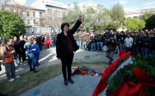 Η Λουίζα Ράζου, μέλος του ΠΓ της ΚΕ του ΚΚΕ, καταθέτει στεφάνι εκ μέρους του Κόμματος
