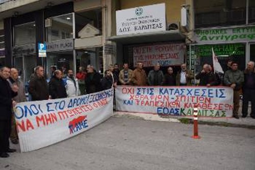 Από την κινητοποίηση αγροτών στην Εφορία, με τη συμπαράσταση απεργών του Δημοσίου