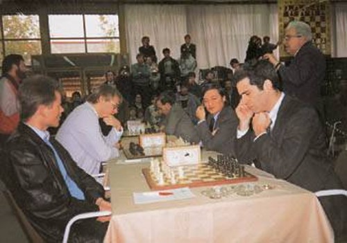 Συμπαίχτες με την εθνική ομάδα της ΕΣΣΔ (Σκακιστική Ολυμπιάδα Θεσσαλονίκης) αντίπαλοι όμως στο πρόσφατο ματς της Νέας Υόρκης. Ανατόλι Κάρποβ - Γκάρι Κασπάροβ!