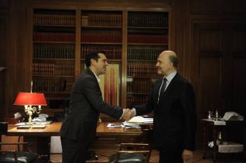 Ο πρωθυπουργός, Αλ. Τσίπρας, με τον επίτροπο Οικονομικών της ΕΕ, Π. Μοσκοβισί, κατά την επίσκεψη του τελευταίου στην Αθήνα για να ολοκληρωθεί η «αξιολόγηση»