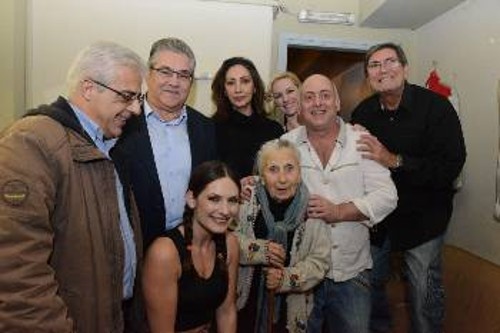 Ο Δ. Κουτσούμπας και ο Ν. Σοφιανός με τους συντελεστές της παράστασης
