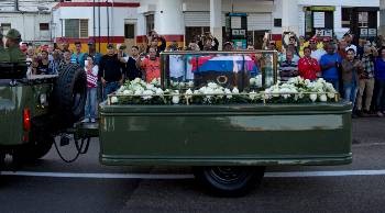 Η πορεία με την τέφρα του Φιντέλ περνάει από τις γειτονιές της Κούβας