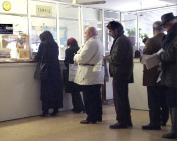 Στόχος της... «κουλτούρας πληρωμών» που προωθούν κυβέρνηση και «εταίροι» να ξαναστηθούν μπροστά από τα γκισέ τα χρεωμένα λαϊκά νοικοκυριά κόβοντας και από τις πιο στοιχειώδεις ανάγκες τους...