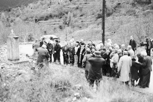 Από την κατάθεση στεφανιών στο μνημείο του 18χρονου ΕΛΑΣίτη Κώστα Μπίρτσα
