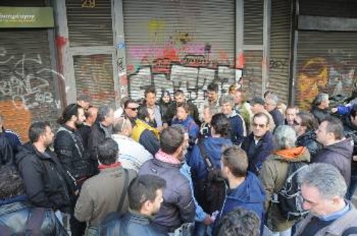 Από την κινητοποίηση έξω από το υπουργείο Εργασίας