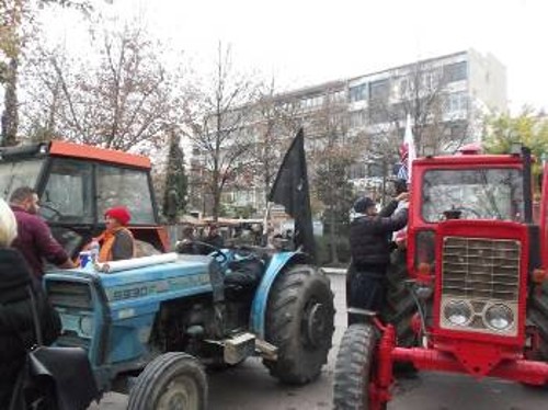 Από τη συμμετοχή αγροτών με τα τρακτέρ τους στην προχτεσινή απεργιακή συγκέντρωση στη Λάρισα