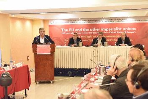 Στο βήμα ο Δ. Κουτσούμπας και στο προεδρείο από δεξιά προς τα αριστερά οι Γ. Μαρίνος, μέλος του ΠΓ, και Ελ. Βαγενάς, Κ. Παπαδάκης, μέλη της ΚΕ του ΚΚΕ