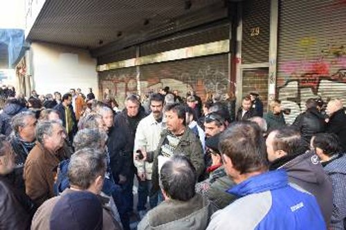 Μεταλλεργάτες και συνδικαλιστές του κλάδου έξω απο το υπουργείο Εργασίας