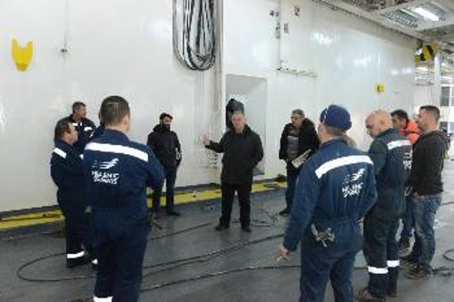 Ο Σ. Τσιμπόγλου μιλάει στους ναυτεργάτες